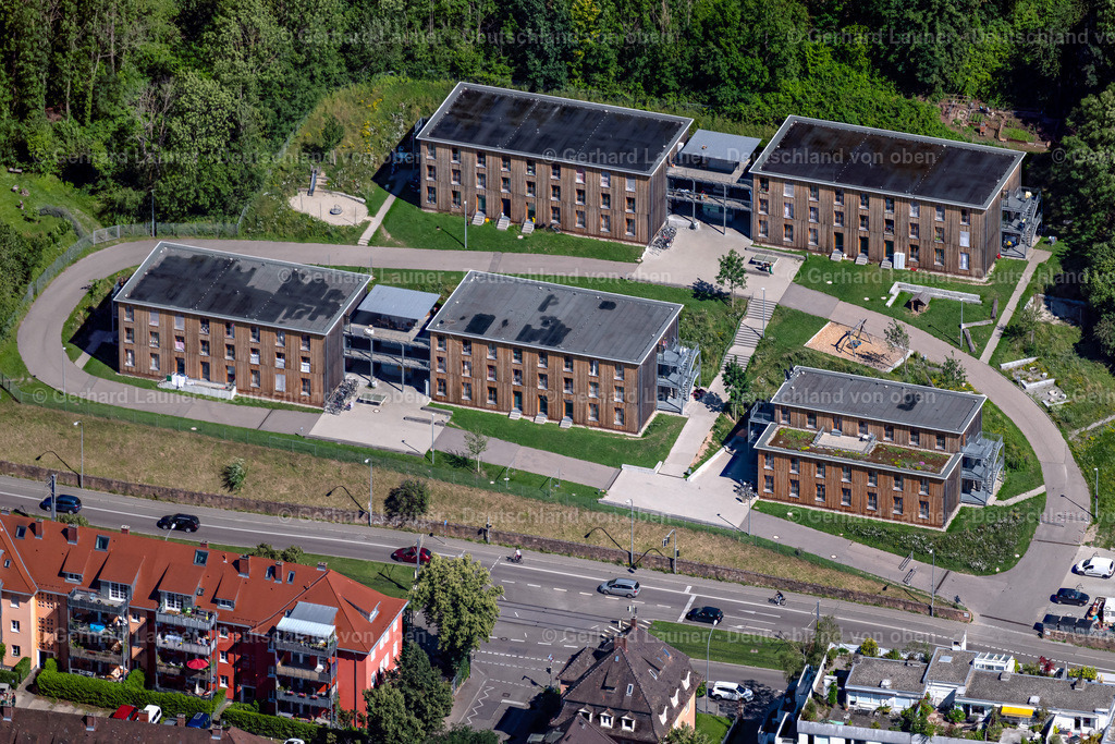 4033542 | FREIBURG IM BREISGAU 30.06.2020 Flüchtlingsheim- und Asylunterkunfts- Gebäude an der Merzhauser Straße in Freiburg im Breisgau im Bundesland Baden-Württemberg, Deutschland. // Refugee - buildings on street Merzhauser Strasse in Freiburg im Breisgau in the state Baden-Wuerttemberg, Germany. Foto: Gerhard Launer