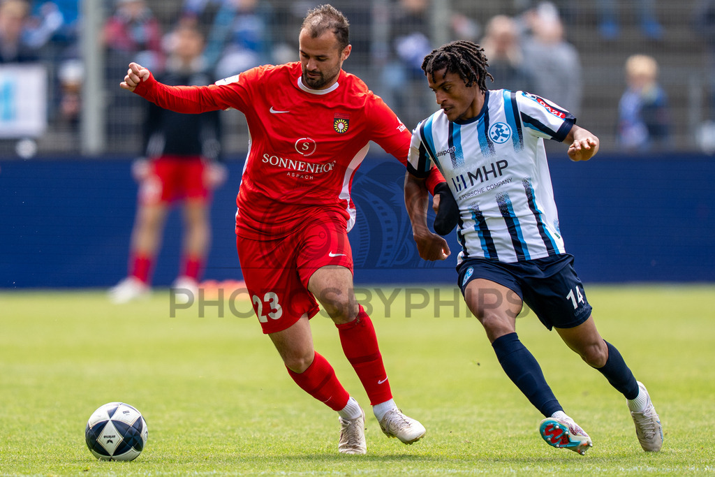 Stuttgarter Kickers vs. SG Sonnenhof Großaspach, Fussball, Regionalliga Suedwest, 34. Spieltag, 16.05.2026 | Zweikampf zwischen Fabian Eisele (SG Sonnenhof Großaspach, #23) und Melkamu Frauendorf (Stuttgarter Kickers, #14),Stuttgarter Kickers vs. SG Sonnenhof Großaspach, Fussball, Regionalliga Suedwest, 34. Spieltag, 16.05.2026