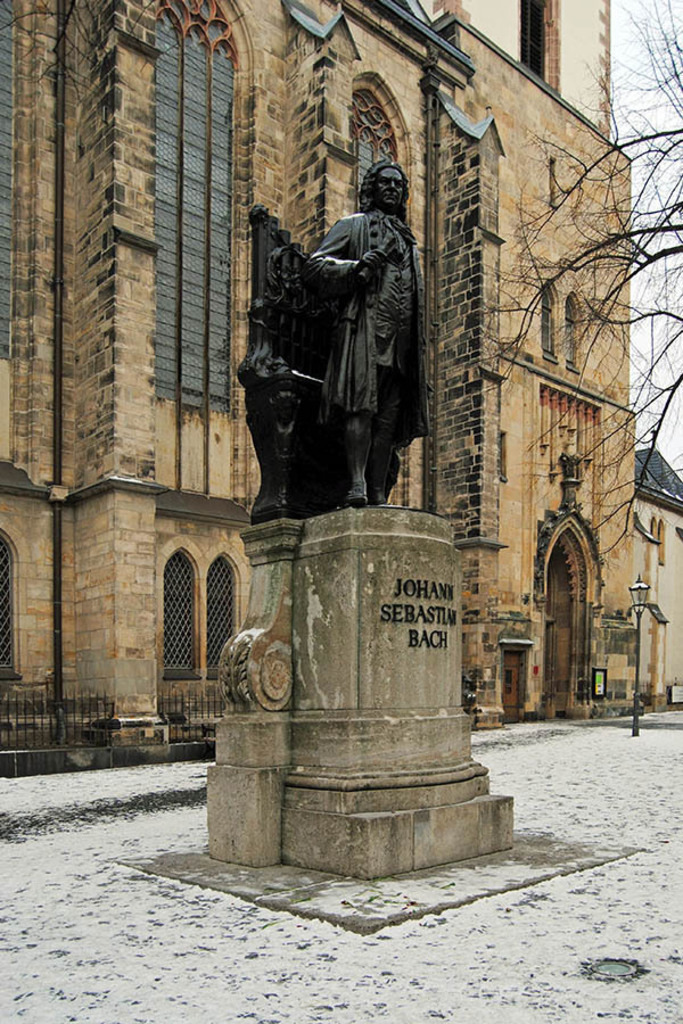 Bildlexikon Leipzig - Bach Denkmal im Winter | Das Team hinter BILDLEXIKON LEIPZIG bündelt historische wie aktuelle Informationen über die Stadt Leipzig in Text und Bild auf einer Plattform und stellt diese der interessierten Öffentlichkeit zur Verfügung.