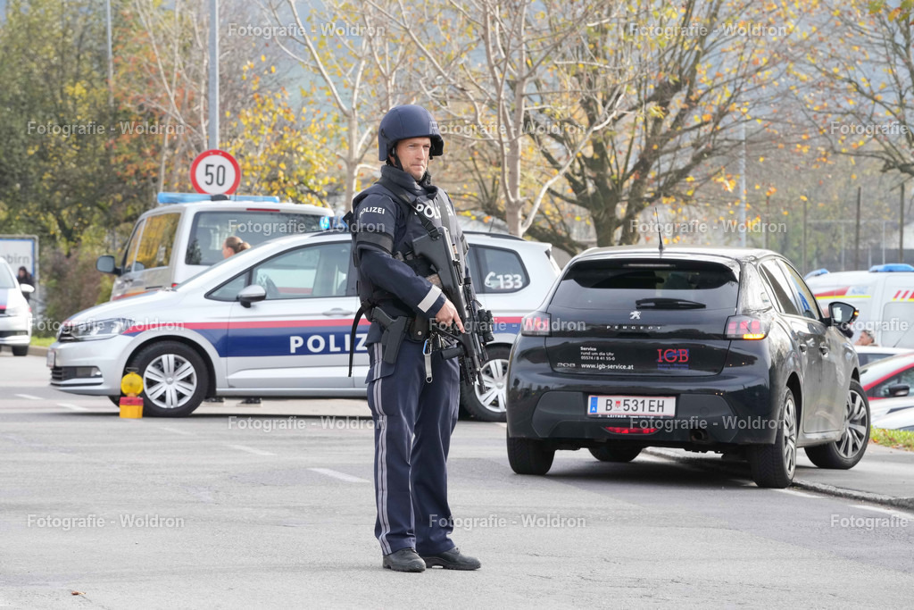 20221111 Amoklauf in Mittelschule Haselstauden | DORNBIRN, OESTERREICH - 11. NOVEMBER: Polizeieinsatz waehrend des Amoklaufs in der Mittelschule Haselstauden in Mittelschule Haselstauden on November 11, 2022 in Dornbirn, Austria.