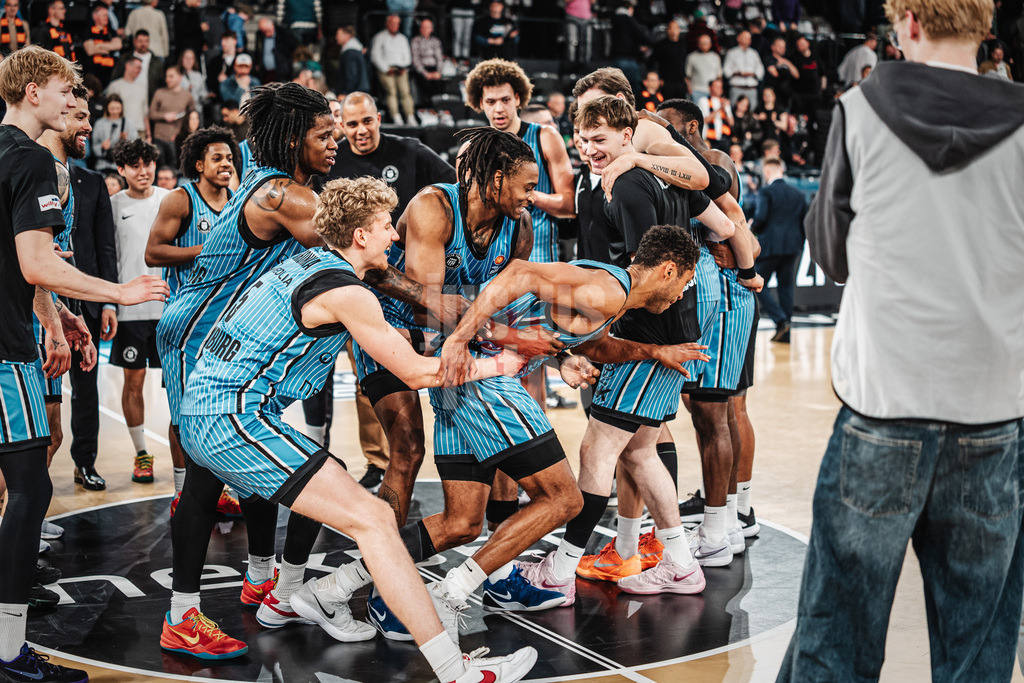 Basketball | Männer | Saison 2025/2026 | easyCredit Basketball Bundesliga | 13. Spieltag | Veolia Towers Hamburg vs. Rostock Seawolves | 22.04.2026 | Das Team feiert den Sieg und Kenneth Ogbe (#25, Veolia Towers Hamburg) in der Mitte