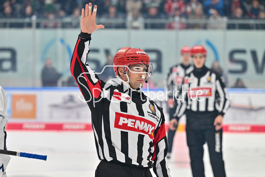 Augsburger Panther - Straubing Tigers | im Bild Hauptschiedsrichter Sean MacFARLANE / Freisteller / Einzelfoto