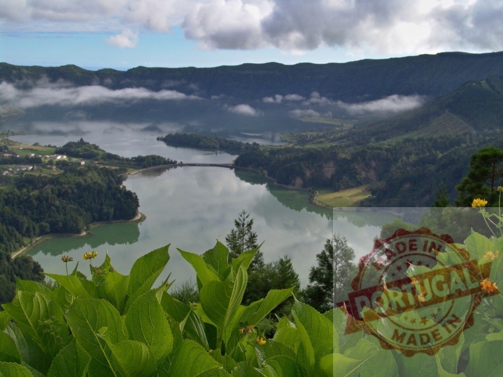 Sete Cidades caldera lakes reflecting clouds | Sete Cidades twin crater lakes with bridging road and surrounding green landscape - Realisiert mit Pictrs.com