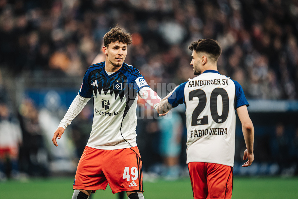 Fußball | Männer | Saison 2025/2026 | 1. Fußball-Bundesliga | 31. Spieltag | Hamburger SV vs. TSG Hoffenheim | 25.04.2026 | v.l. Otto Stange (#49, HSV) klatscht ein mit Fabio Daniel Ferreira Vieira (#20, HSV)