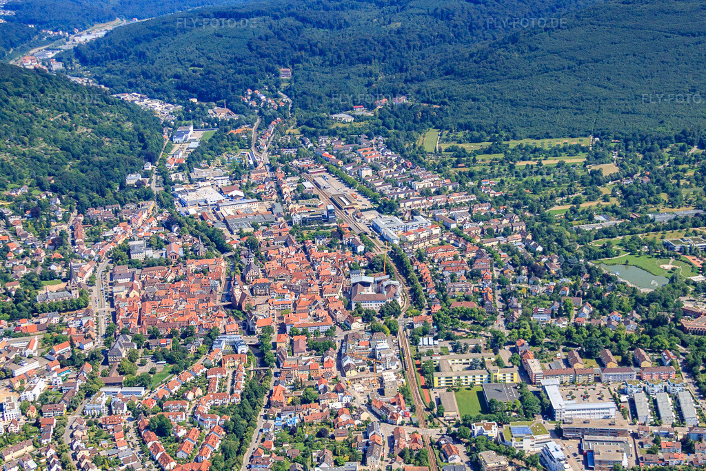 Luftbild: Stadtübersicht bis ins Albtal aus Westen in Ettlingen im Bundesland Baden-Württemberg in Deutschland. Foto: IMG_42030.jpg vom 27.06.2011 durch Werner Riehm/FLY-FOTO.deAuflösung des Originals: 4355 x 2903 px