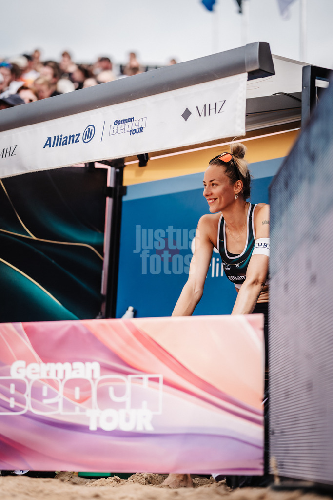 Beachvolleyball | Frauen | Allianz German Beach Tour 2025 | Tourstop Hamburg | 01.06.2025 | Louisa Lippmann auf der Spielerbank kurz vor dem Einlauf in die Arena