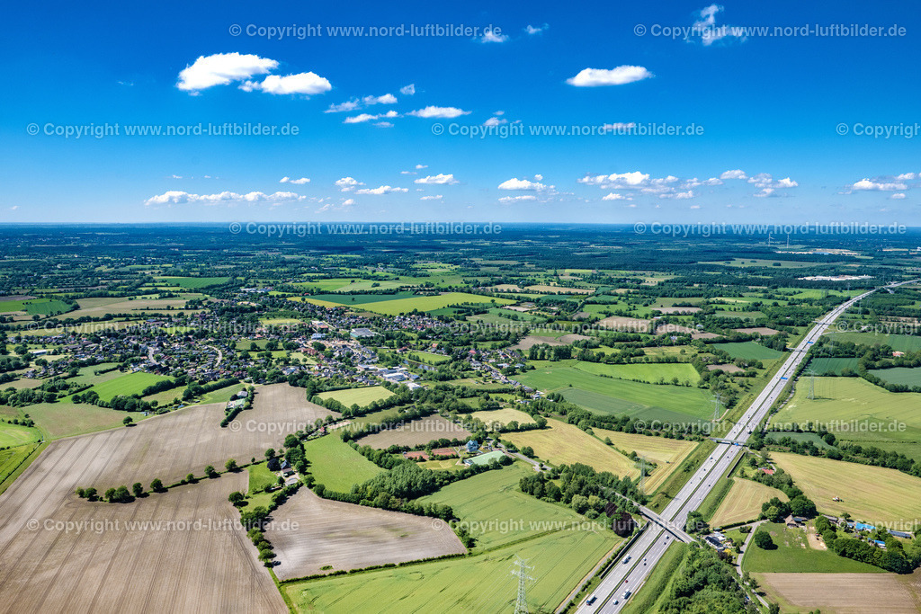 Alveslohe_ELS_7520030622 | ALVESLOHE 03.06.2022 Ortsansicht am Rande von landwirtschaftlichen Feldern und Nutzflächen in Alveslohe im Bundesland Schleswig-Holstein, Deutschland. // Village view on the edge of agricultural fields and land in Alveslohe in the state Schleswig-Holstein, Germany. Foto: Martin Elsen