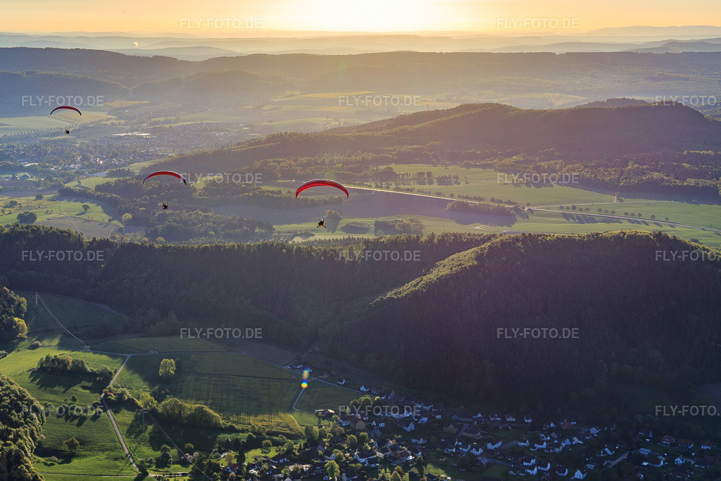 Luftbild: Drei Paragleiter am Morgen in Holenberg im Bundesland Niedersachsen in Deutschland. Foto: IMG_107126.jpg vom 05.05.2018 durch Werner Riehm/FLY-FOTO.de