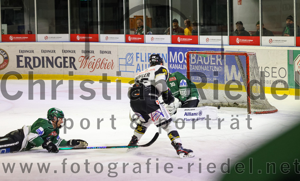 2023-11-17_018_TSV_Erding_gegen_EA_Schongau | Erding, Deutschland, 17.11.2023:
Eishockey, Bayernliga Vorrunde 2023 / 2024, 10. Spieltag, TSV Erding gegen EA Schongau, Endergebnis: 12:4

Paul Wallek (Erding Gladiators, #44), Florian Höfler (EA Schongau, #95), Torwart Patrick Mayer (Erding Gladiators, #30)

Foto: Christian Riedel / fotografie-riedel.net