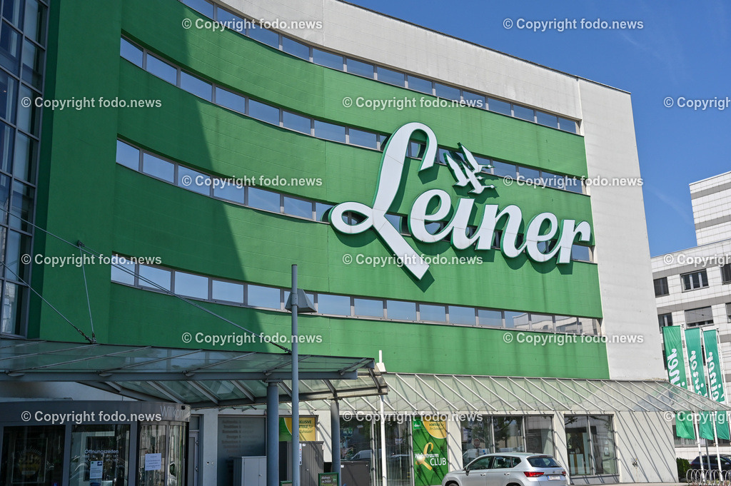 Leiner_ 01.06.2023-14 | 01.06.2023, Linz, AUT, Leiner, im Bild Leiner, Linz, Möbelhaus, Möbel, Moebelhaus, Moebel, Logo, Fahnen, Flaggen, Schild