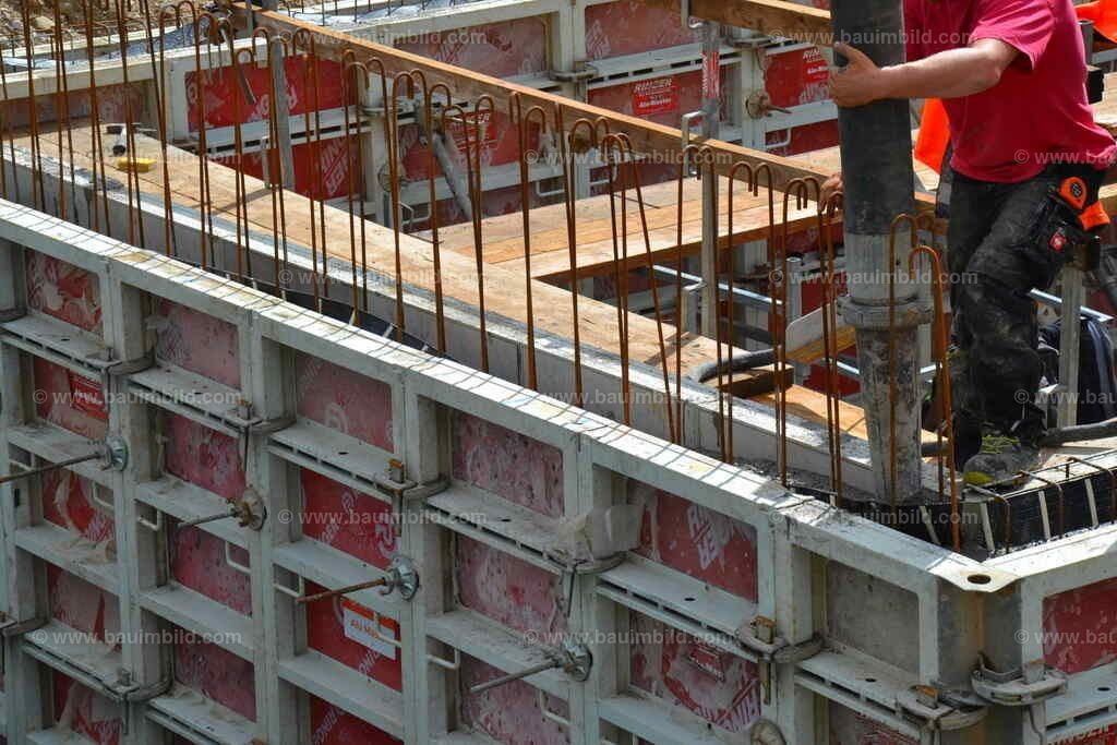 Betoneinbau Betonwände | Arbeiter mit Endschlauch Betonpumpe bei Einbau von Beton in geschalte und bewehrte Betonwand