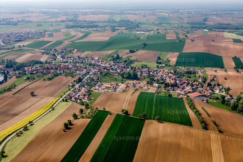 Vue aérienne: Vue de la ville depuis le nord à Aschbach dans le département Bas Rhin, France.Photo: IMG_18095.jpg prise le 03/05/2009 par Werner Riehm/FLY-FOTO.euRésolution de l'original: 4272 x 2848 px