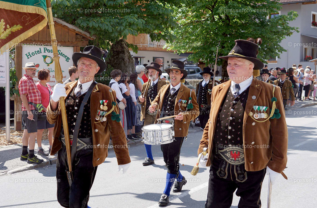 e28-news-2023-Juli23-Regimentsschuetzenfest3-Steeg-UMZUG_DORF-DSC07475 | Info aus dem Bezirk Reutte/Ausserfern Tirol sowie eine umfangreiche Bilddatenbank über die gesamte Region: Lechtal, Talkessel Reutte, Tannheimertal, Zwischentoren. Lech, Plansee, Zugspitze, Grenztunnel, B179, Fernpassstraße, Verkehr, Lawinen, Tradition, - Realisiert mit Pictrs.com