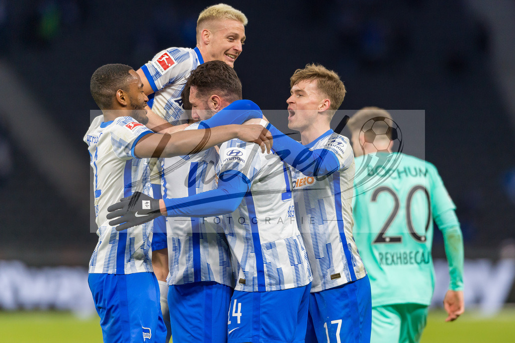 HERBOC20220204_016 | Fussball, Herren: Ishak Belfodil (Hertha BSC) Torjubel, jubelt mit seiner Mannschaft nach dem Treffer zum 1:0 bei dem Spiel der 1. Bundesliga zwischen Hertha BSC und VfL Bochum im Olypiastadion am 04.02.2022 in Berlin, Deutschland.DFB / DFL REGULATIONS PROHIBIT ANY USE OF PHOTOGRAPHS AS IMAGE SEQUENCES AND/OR QUASI-VIDEO. - Realisiert mit Pictrs.com