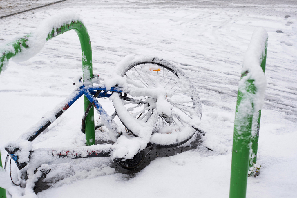 kaputtes verschneites Fahrrad mit fehlenden Teilen | Wien, Austria - December 09, 2021: kaputtes verschneites Fahrrad mit fehlenden Teilen. - Realisiert mit Pictrs.com