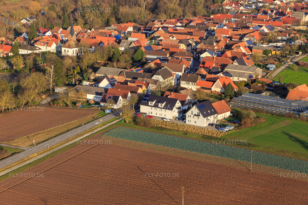 Luftbild: Orteingang, Hauptstraße von Westen in Winden im Bundesland Rheinland-Pfalz in Deutschland. Foto: IMG_145265.jpg vom 12.01.2025 durch Werner Riehm/FLY-FOTO.de