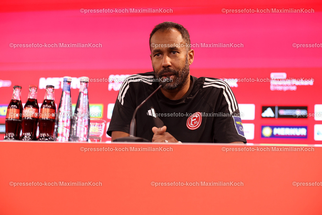 Due09112401093 | 09.11.2024, Fußball, Fortuna Düsseldorf - SC Paderborn 07, 2. Bundesliga, Merkur Spiel-Arena, Saison 2024 2025: Pressekonferenz mit den Trainern nach dem Spiel. Cheftrainer Daniel Thioune (Trainer Fortuna Düsseldorf) DFB regulations prohibit any use of photographs as image sequences and or quasi-video.