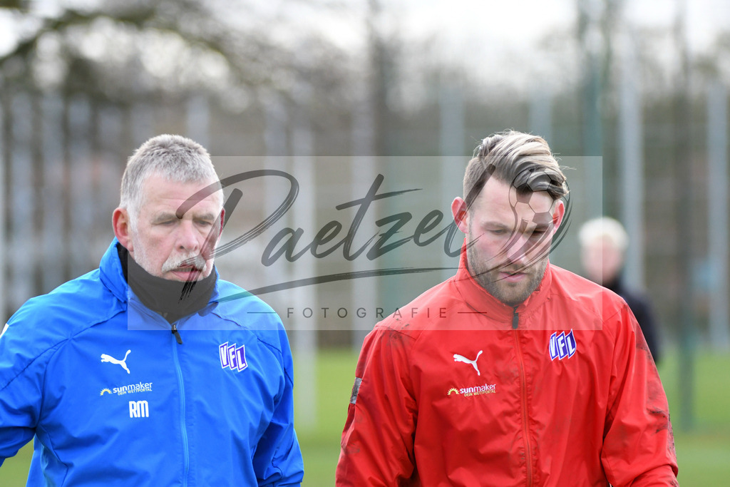 20200221_TRAOSN_0063 | Fussball, Herren: Torwart-Trainer Rolf Meyer (VfL Osnabrueck) und Torhueter Philipp Kuehn (VfL Osnabrueck) schauen waehrend der Trainingseinheit des VfL Osnabrueck im Sportpark Illoshoehe am 21.02.2020 in Osnabrueck, Deutschland. - Realisiert mit Pictrs.com