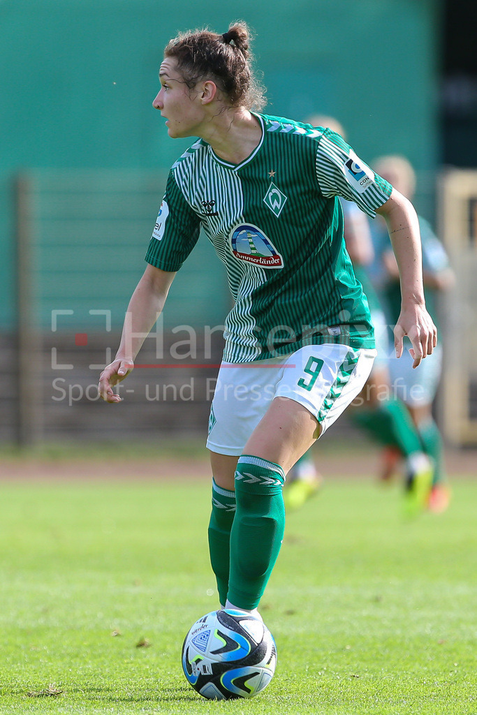 Fussball, Google Pixel Frauen-Bundesliga, SV Werder Bremen - TSG 1899 Hoffenheim | v.li.: Sophie Weidauer (SV Werder Bremen, 9) am Ball, Einzelbild, Ganzkörper, Aktion, Action, Spielszene, DIE DFB-RICHTLINIEN UNTERSAGEN JEGLICHE NUTZUNG VON FOTOS ALS SEQUENZBILDER UND/ODER VIDEOÄHNLICHE FOTOSTRECKEN. DFB REGULATIONS PROHIBIT ANY USE OF PHOTOGRAPHS AS IMAGE SEQUENCES AND/OR QUASI-VIDEO.