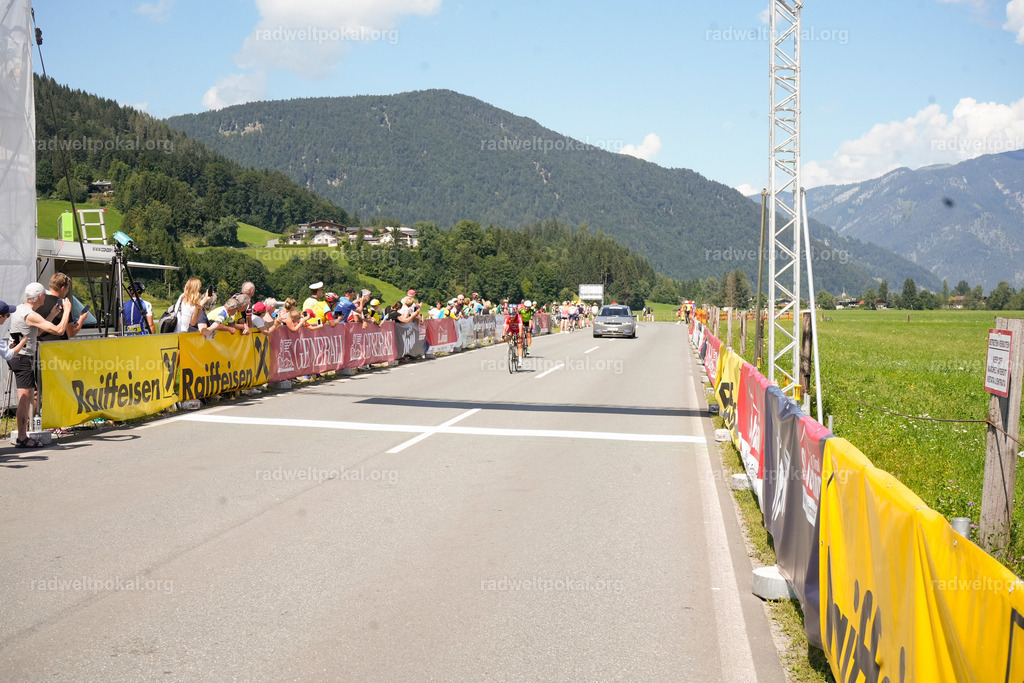 714_20230817_Bewerb_Maenner_Muehlanger | AUT - OESTERREICH, 2023-08-16: SPORT RENNRAD-FAHREN - 55. INTERNATIONALER RADWELTPOKAL IN ST. JOHANN IN TIROL  - Vintage-Radrennen mit WM-Bronze-Medaillen-Siegerin Christina Schweinberger, den Teilnehmer und Alexander Baumann (vom Orginastions-Team) - TAG 2 BEWERB MAENNER IN SECHS GRUPPEN  ; Foto: Roland Muehlanger