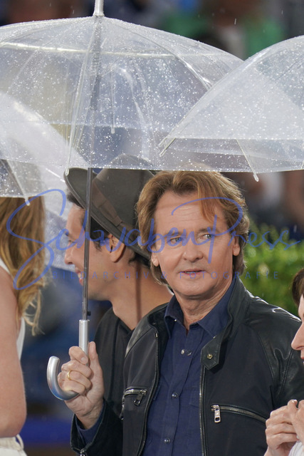 DSC04399 | Uwe Busse bei Regen gut beschirmt - bei der Unterhaltungsshow Immer wieder sonntags.

Immer wieder sonntags ( IWS ) Staffel 4. Der Gastgeber und Moderator _Stefan Mross_ bestreitet sein 19. Saison von Immer wieder sonntags ( IWS ) im Europapark in Rust 

Deutschland, Rust, IWS Gelaende bei den Wasserwelten Rulanitica, 04.06.2023