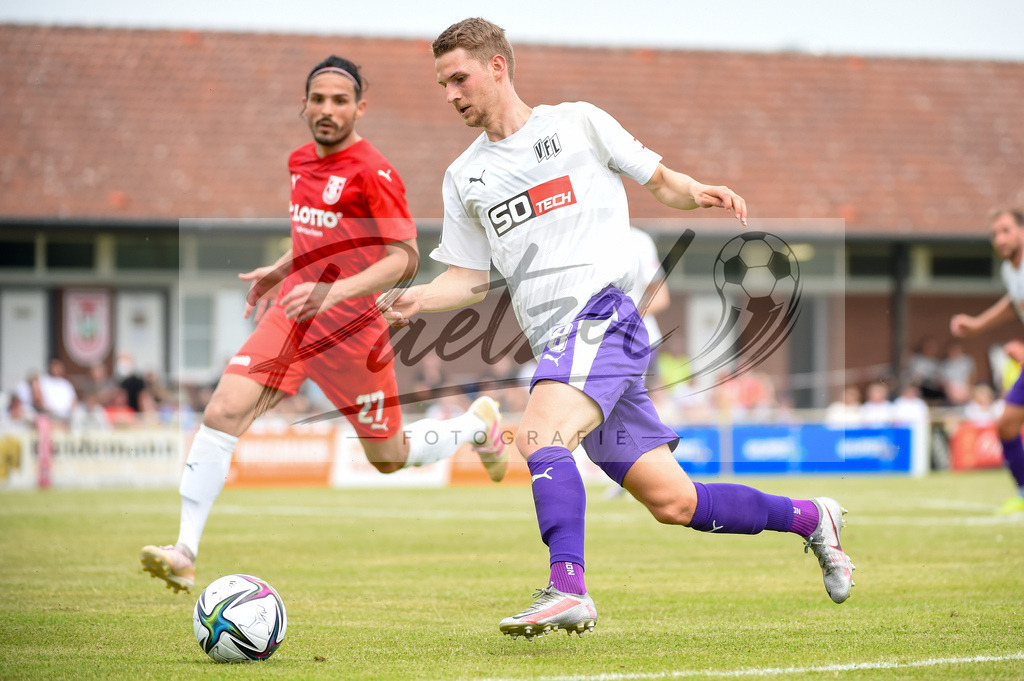 BSBOSN_20210626_0087 | Fussball, Herren: Tim Moeller (VfL Osnabrueck) in Aktion, am Ball, Einzelaktion beim Testspiel zwischen TuS Bersenbrueck und VfL Osnabrueck im Hasestadion am 26.06.2021 in Bersenbrueck, Deutschland. - Realisiert mit Pictrs.com