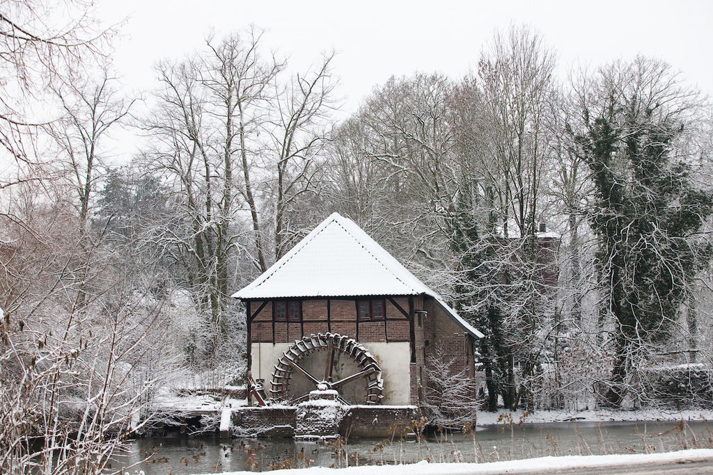 101219-052 | Europa, DEU, Deutschland, Nordrhein Westfalen, NRW, Rheinland, Niederrhein, Straelen, Haus Caen, Muehle, Historische Wassermuehle, Winter, Schnee, Kategorien und Themen, Architektur, Architektonisch, Architekturstil, Bauwerk, Gebaeude, Historisch, Architekturfoto, Architekturphoto, Architekturfotografie, Architekturphotographie, Wetter, Wetterelemente, Wetterlage, Wetterkunde, Witterung, Witterungsbedingungen, Wettererscheinungen, Meteorologie, Wettervorhersage....[Fuer die Nutzung gelten die jeweils gueltigen Allgemeinen Liefer-und Geschaeftsbedingungen. Nutzung nur gegen Verwendungsmeldung und Nachweis. Download der AGB unter http://www.image-box.com oder werden auf Anfrage zugesendet. Freigabe ist vorher erforderlich. Jede Nutzung des Fotos ist honorarpflichtig gemaess derzeit gueltiger MFM Liste - Kontakt, Uwe Schmid-Fotografie, Duisburg, Tel. (+49).2065.677997, ..archiv@image-box.com, www.image-box.com] - Realisiert mit Pictrs.com