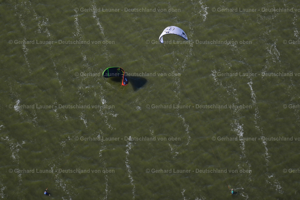 3638286 | BORN AM DARß 25.08.2016 Surfer - Kitesurfer und Segler in Fahrt auf dem Barther Bodden in Born am Darß im Bundesland Mecklenburg-Vorpommern, Deutschland. // Surfer - kitesurfer and sailors in motion on Barther Bodden in Born am Darss in the state Mecklenburg - Western Pomerania, Germany. Foto: Gerhard Launer