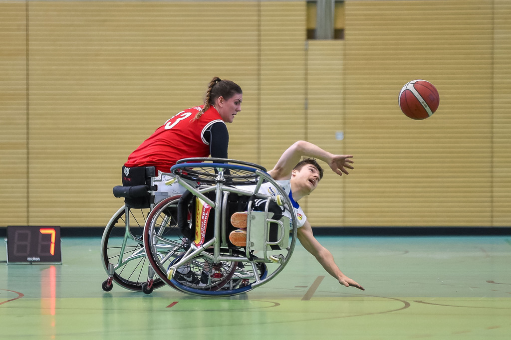 2024-03-17-0283 | Yannick Mildner (RSKV Tübingen #12), Angriff, Korbwurf; Hannes Hartung (BG Baskets Hamburg, #17), Saman Balaghi (BG Baskets Hamburg, #23),( RSKV Tübingen vs. BG Baskets Hamburg, Rollstuhlbasketball 2. Bundesliga, Saison 2023/24, 17.03.2024
Foto: Ralph Kunze - Realisiert mit Pictrs.com