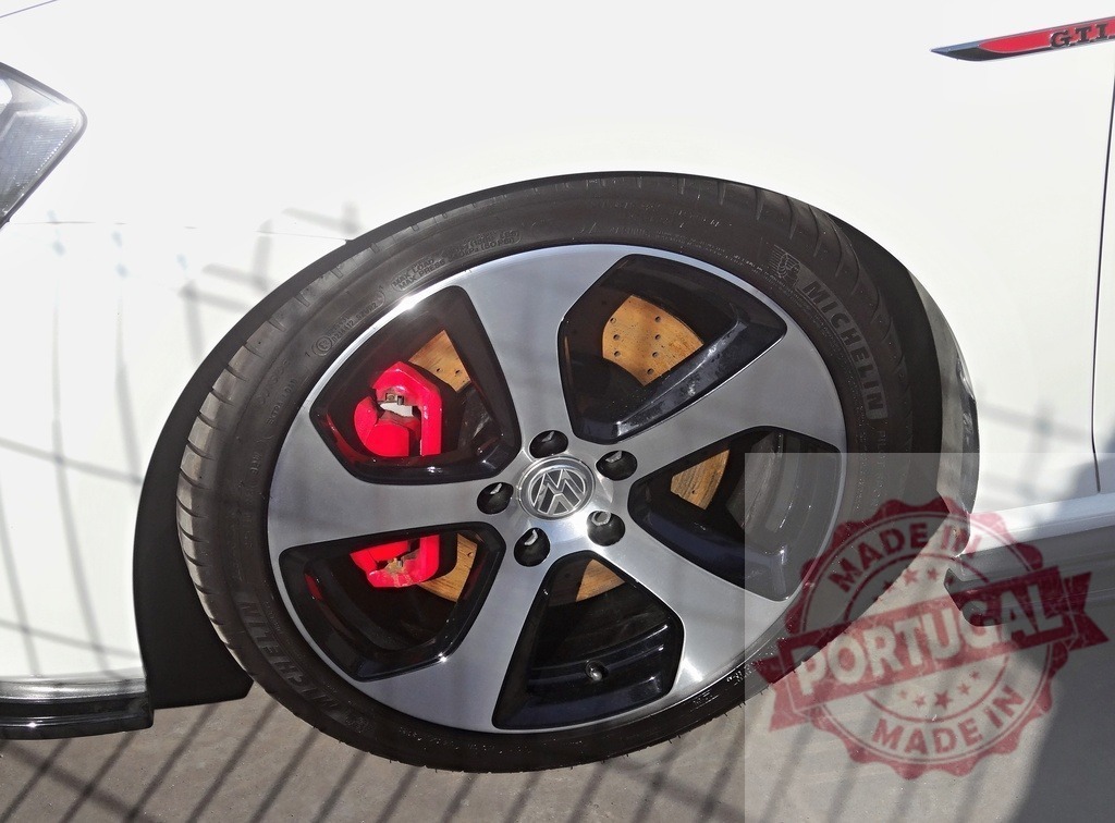 Volkswagen GTI wheel with red brake caliper | Volkswagen GTI alloy wheel showcasing the red brake caliper and Michelin tire - Realisiert mit Pictrs.com