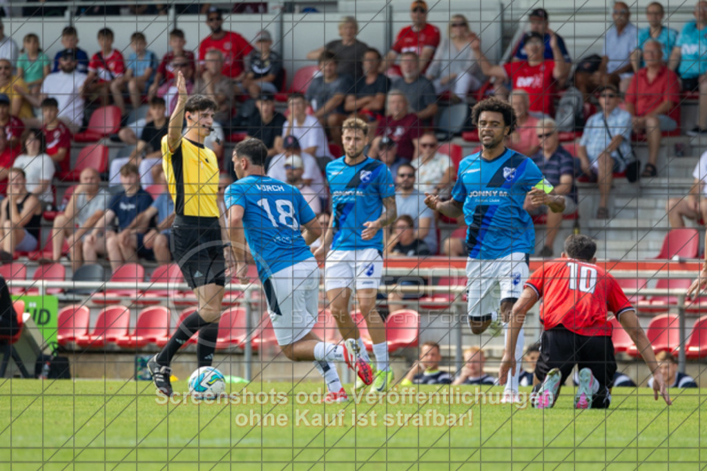 20250816_141231_0249 | #,1.Göppinger SV (rot) vs. FSV 08 Bietigheim-Bissingen (blau), Fußball, Oberliga BW, wfv, 03. Spieltag, Saison 2025/2026, Rasensportplatz Stadion SV Göppingen, Hohenstaufenstr. 116, 73033 Göppingen, 16.08.2025 - 14:00 Uhr,Foto: PhotoPeet-Sportfotografie/Peter Harich
