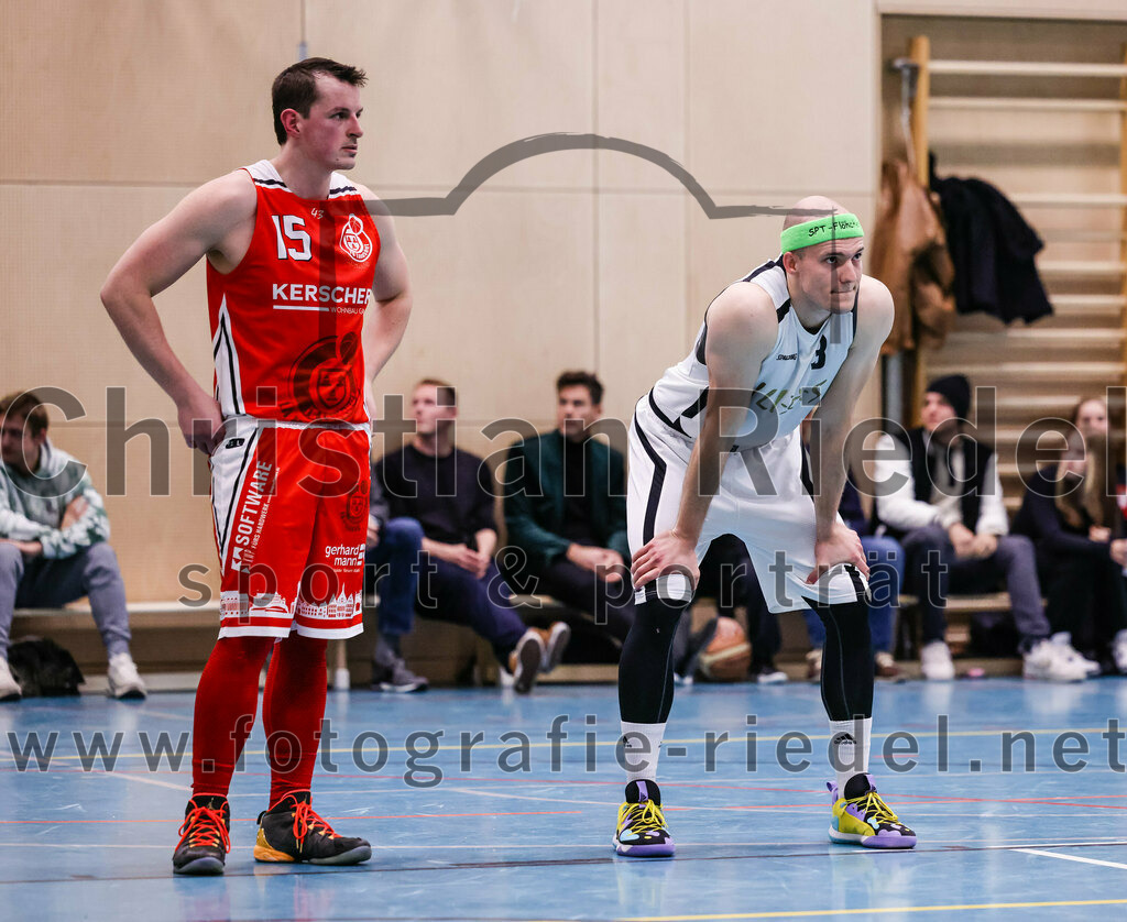 2022-12-03_100_TSV_Vaterstetten_gegen_TG_Landshut | Vaterstetten, Deutschland, 03.12.2022:
Basketball, Bayernliga Herren Südost 2022 / 2023, 7. Spieltag, TSV Vaterstetten gegen TG Landshut, Endergebnis: 71:78

Florian Meingast (TG Landshut, #15), F. Sutur (TSV Vaterstetten, #3)

Foto: Christian Riedel / fotografie-riedel.net