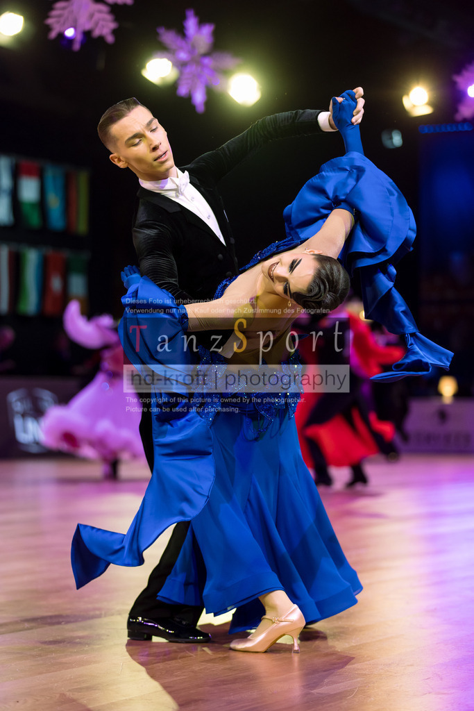 20241215_WDSF_Int_Open_Std-Riga-9221 | Tanzsportbilder, Standardtanz, Lateintanz, WDSF, DTV, LTVB, dancecomp, goc, hessen tanzt, blaues band der spree, walzer, tango, wiener walzer, slowfox, quickstepp, samba, rumba, cha-cha-cha, paso doble. jive, hd-kroft photography, turniertanzsport