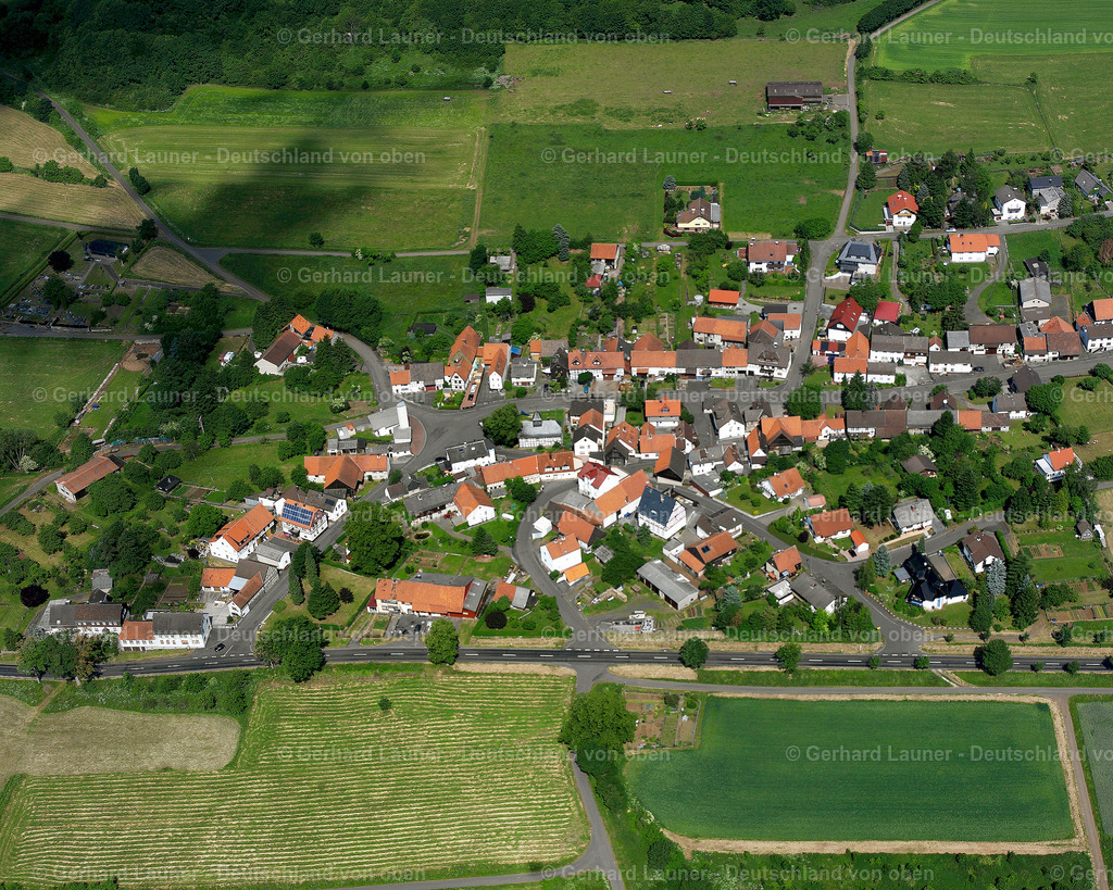2614827 | GöTZEN 06.08.2006 Landwirtschaftliche Nutzflächen und Feldgrenzen  umsäumen das Siedlungsgebiet des Dorfes in Götzen im Bundesland Hessen, Deutschland // Agricultural land and field boundaries surround the settlement area of the village  in Götzen in the state Hesse, Germany Foto: Gerhard Launer