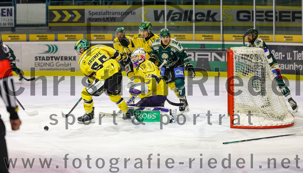2025-12-19_028_TSV_Erding_gegen_Toelzer_Loewen | Erding, Deutschland, 19.12.2025:Eishockey, Oberliga Süd 2025 / 2026, 27. Spieltag, TSV Erding gegen Tölzer Löwen, Endergebnis: 2:5Florian Krumpe (Tölzer Löwen, #55), Torwart Matthias Bittner (Tölzer Löwen, #32), Louis Trattner (Erding Gladiators, #7), Philipp Michl (Erding Gladiators, #77)Foto: Christian Riedel / fotografie-riedel.net