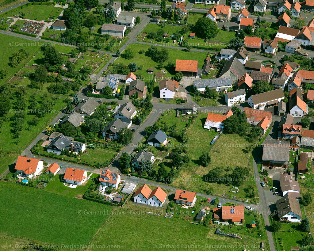 2614802 | DECKENBACH 19.08.2006 Landwirtschaftliche Nutzflächen und Feldgrenzen  umsäumen das Siedlungsgebiet des Dorfes in Deckenbach im Bundesland Hessen, Deutschland // Agricultural land and field boundaries surround the settlement area of the village  in Deckenbach in the state Hesse, Germany Foto: Gerhard Launer