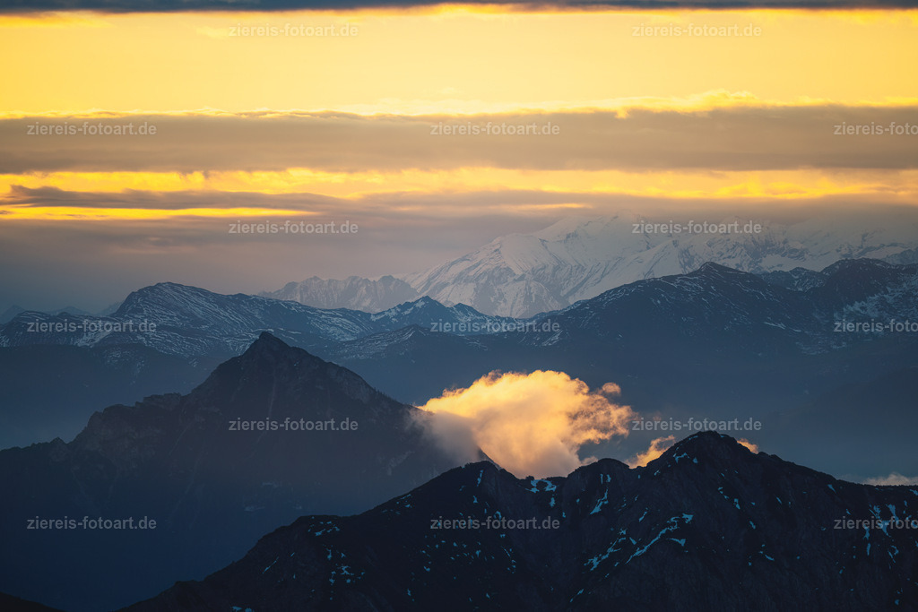 Einsame Wolke im Karwendel | Einsame Wolke im Karwendel - Realisiert mit Pictrs.com