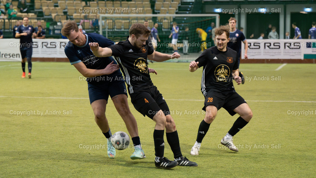 Vorrunde - Gruppe A - SG Padenstedt vs SV Tungendorf | Nilas Kracht (SGP #4) &amp; Eyke Schulz (SGP #28) / Björn Ole Peters (SVT #27) // 44. RS-Reifenhandel-Cup 2024 / Vorrunde - Gruppe A - SG Padenstedt vs SV Tungendorf / Holstenhalle 1 / Neumünster / 26.12.24 - Realisiert mit Pictrs.com