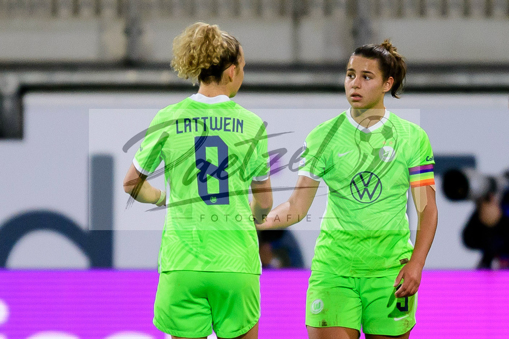 WOBSER20211013_053 | Fussball, Frauen: Lena Lattwein (VfL Wolfsburg) und Lena Oberdorf (VfL Wolfsburg) Schlussjubel, jubeln nach dem 5:0 Sieg beim Spiel der UEFA Women´s Champions League zwischen VfL Wolfsburg und Servette FC im AOK-Stadion am 13.10.2021 in Wolfsburg, Deutschland. - Realisiert mit Pictrs.com