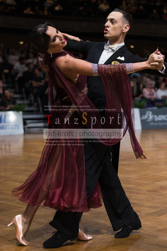 20250820_WDSF Standard Rising Stars R3-3406 | Tanzsportbilder, Standardtanz, Lateintanz, WDSF, DTV, LTVB, dancecomp, goc, hessen tanzt, blaues band der spree, walzer, tango, wiener walzer, slowfox, quickstepp, samba, rumba, cha-cha-cha, paso doble. jive, hd-kroft photography, turniertanzsport