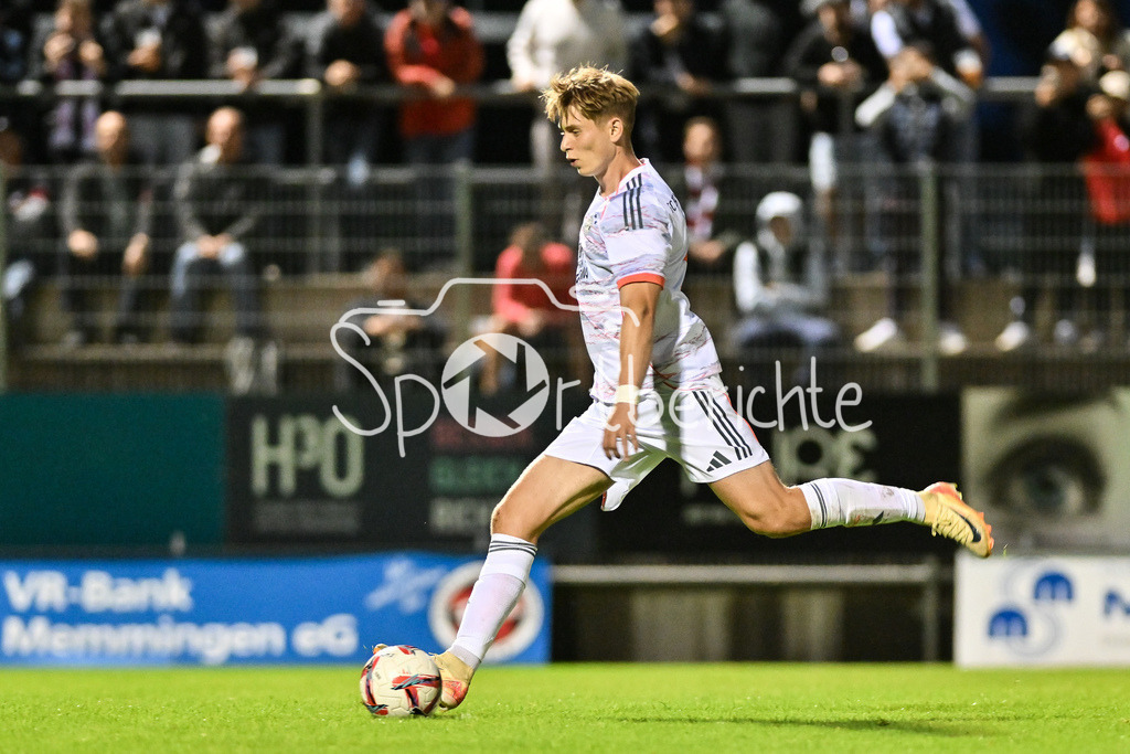 FC Memmingen - FC Bayern Amateure | in dieser Szene trifft Anton HEINZ (FC Bayern Muenchen II 9) per Foulelfmeter zum 1-3 / Tor / Torschuetze / Freude / Happy / Regionalliga Bayern: FC Memmingen - FC Bayern München II; Arena Memmigen am 29.08.2025