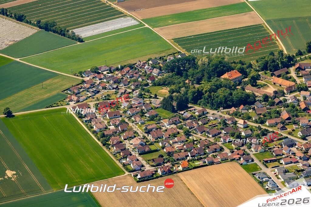 Das Luftbild zeigt : Schönach Mötzing - Die Luftaufnahme wurde 2024 vom UL-Flugzeug aus erstellt ( keine Drohne ) - Hochauflösende Luftaufnahme - Für grossformatige Ausdrucke geeignet. Die Geschenkidee !Mit Lizenz und Bildrechte bestellbar