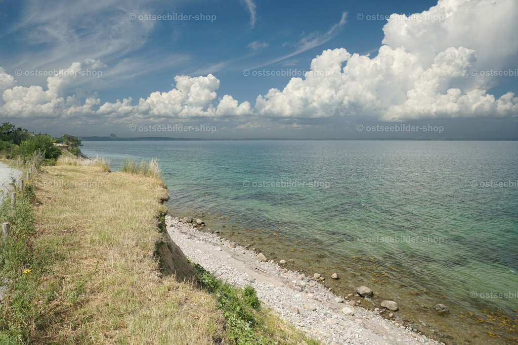 Imposanter Wolkenhimmel über der Lübecker Bucht | Vom Brodtener Ufer geht der Blick über die Lübecker Bucht zur Ostseeküste bei Sierksdorf und Neustadt. Ein Gewitter kündigt sich am Horizont an.