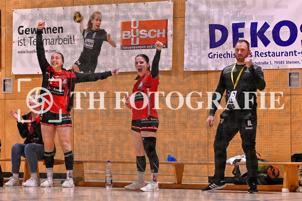 GER, SG Maulburg/Steinen - TuS Helmlingen, Handball, Suedbadenliga, 14. Spieltag, Saison 2023/2024, 17.02.2024 | Maike Hartmann (SG Maulburg/Steinen, #22) und Sharena Hasler (SG Maulburg/Steinen, #77) und André Leuchtmann (SG Maulburg Steinen, Trainer) mit Emotionen.

GER, SG Maulburg/Steinen - TuS Helmlingen, Handball, Suedbadenliga, 14. Spieltag, Saison 2023/2024, 17.02.2024

Foto: TH Fotografie/Thomas Hess