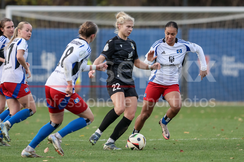 Fussball, DFB-Pokal Frauen, Hamburger SV - FC Carl Zeiss Jena | v.li.: Fiona Gaißer (FC Carl Zeiss Jena, 22) und Melina Krüger (Hamburger SV, 9) im Zweikampf, Duell, Dynamik, Aktion, Action, Spielszene, DIE DFB-RICHTLINIEN UNTERSAGEN JEGLICHE NUTZUNG VON FOTOS ALS SEQUENZBILDER UND/ODER VIDEOÄHNLICHE FOTOSTRECKEN. DFB REGULATIONS PROHIBIT ANY USE OF PHOTOGRAPHS AS IMAGE SEQUENCES AND/OR QUASI-VIDEO.