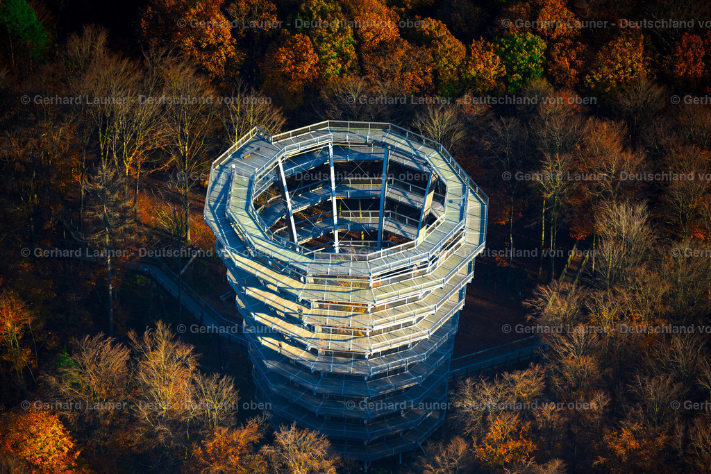 4042693 | EBRACHER FORST 05.11.2020 Bauwerk des Aussichtsturmes " Baumwipfelpfad Steigerwald Tower " in Ebracher Forst im Bundesland Bayern, Deutschland. Weiterführende Informationen bei: Bayerische Staatsforsten AöR. // structure of the observation tower " Baumwipfelpfad Steigerwald Tower " in Ebracher Forst in the state Bavaria, Germany. Further information at: Bayerische Staatsforsten AoeR. Foto: Gerhard Launer