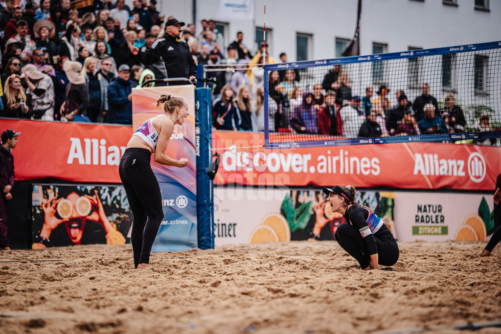 Beachvolleyball | Frauen | Allianz German Beach Tour 2025 | Tourstop Berlin | 23.08.2025 | v.l. Tabea Schwarz und Lisa-Sophie Kotzan jubeln nach dem Sieg