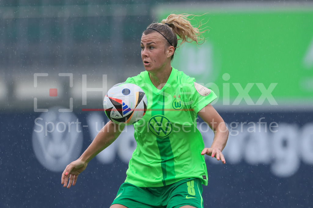 Fussball, Testspiel Frauen, VfL Wolfsburg - PSV Eindhoven | v.li.: Lena Lattwein (VfL Wolfsburg, 8) am Ball, Einzelbild, Ganzkörper, Aktion, Action, Spielszene, Portrait, Nahaufnahme, Einzelfoto, Einzelbild