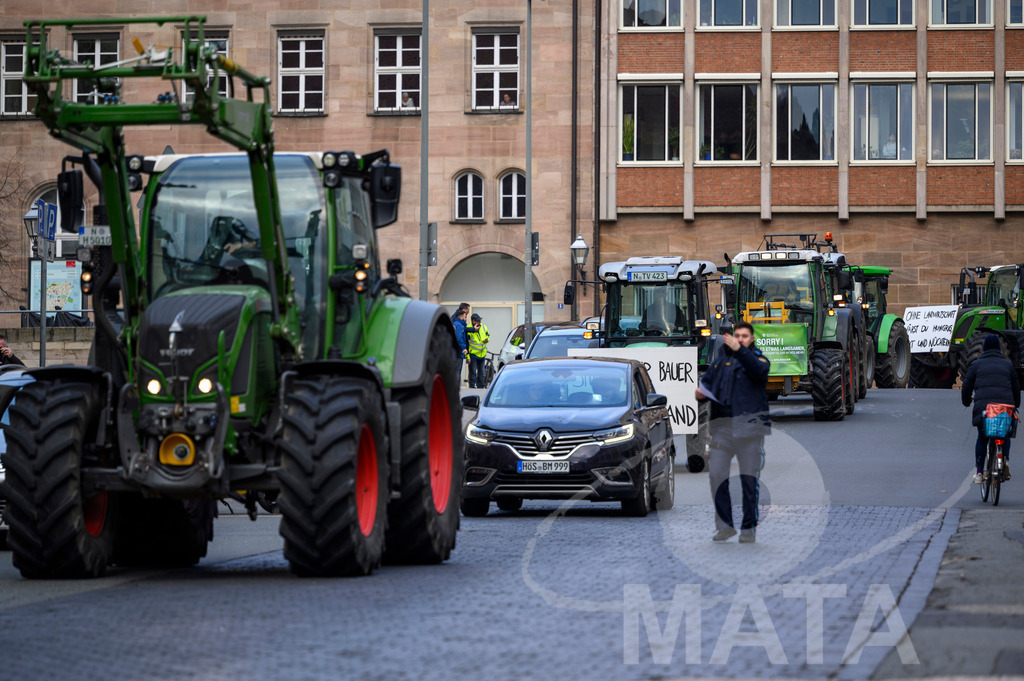 _DWA4204 | Bauerndemo gegen Agrarpolitik der Bundesregierung  auf dem Straße Obstmarkt und Hauptmarkt . Nürnberg, 08.01.2024 - Realisiert mit Pictrs.com