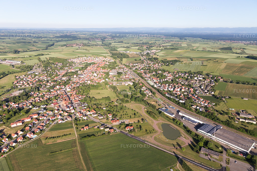 Vue aérienne: Vue de la ville à Kutzenhausen dans le département Bas Rhin, France. Photo: IMG_100777.jpg prise le 08/06/2017 par Werner Riehm/FLY-FOTO.eu – Résolution de l'original: 5472 x 3648 px